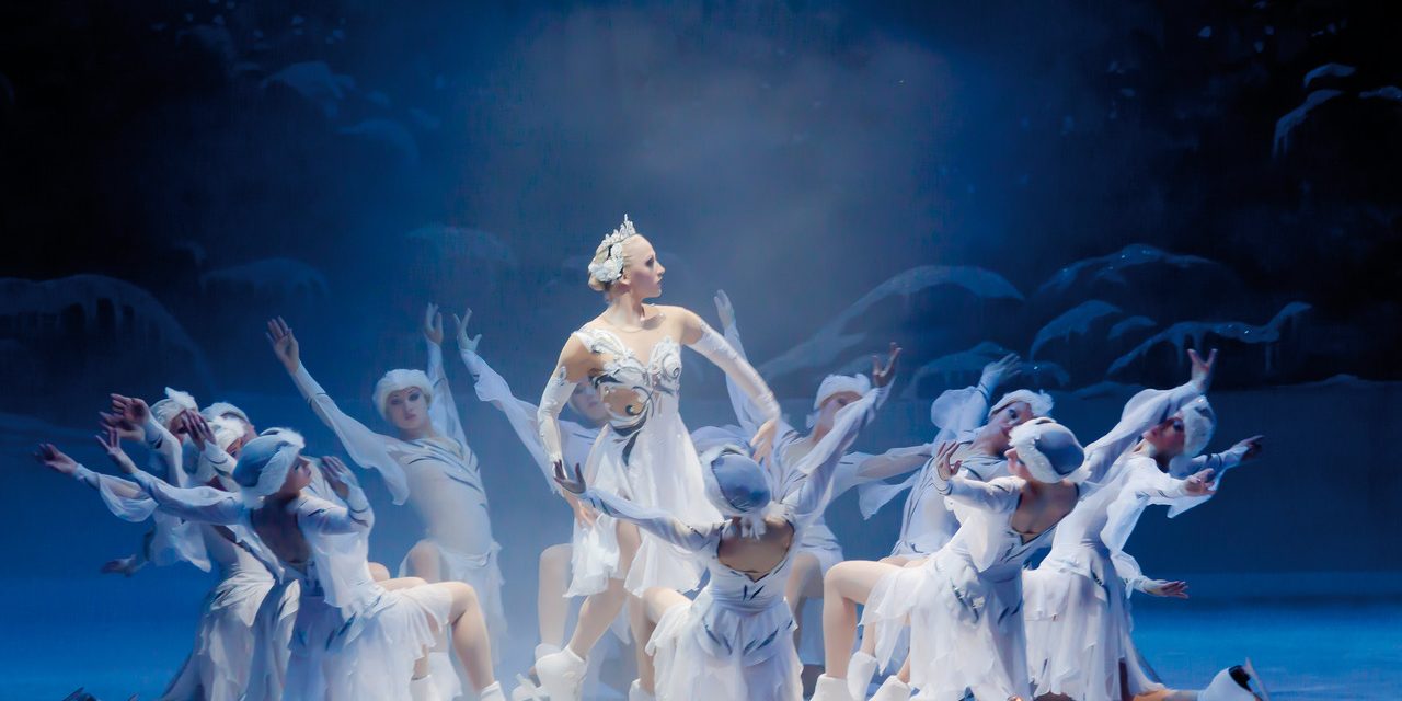 SWAN LAKE ON ICE sulle musiche di Ciajkovskij coreografie e regia di TONY MERCER trasforma il palcoscenico del Teatro Rossetti in una pista di ghiaccio