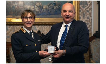IL SINDACO HA CONSEGNATO LA MEDAGLIA BRONZEA DELLA CITTÀ DI TRIESTE AD ANTONELLA CARGNELUTTI, DIRETTTRICE DELLA SCUOLA ALLIEVI AGENTI DELLA POLIZIA DI STATO DI TRIESTE