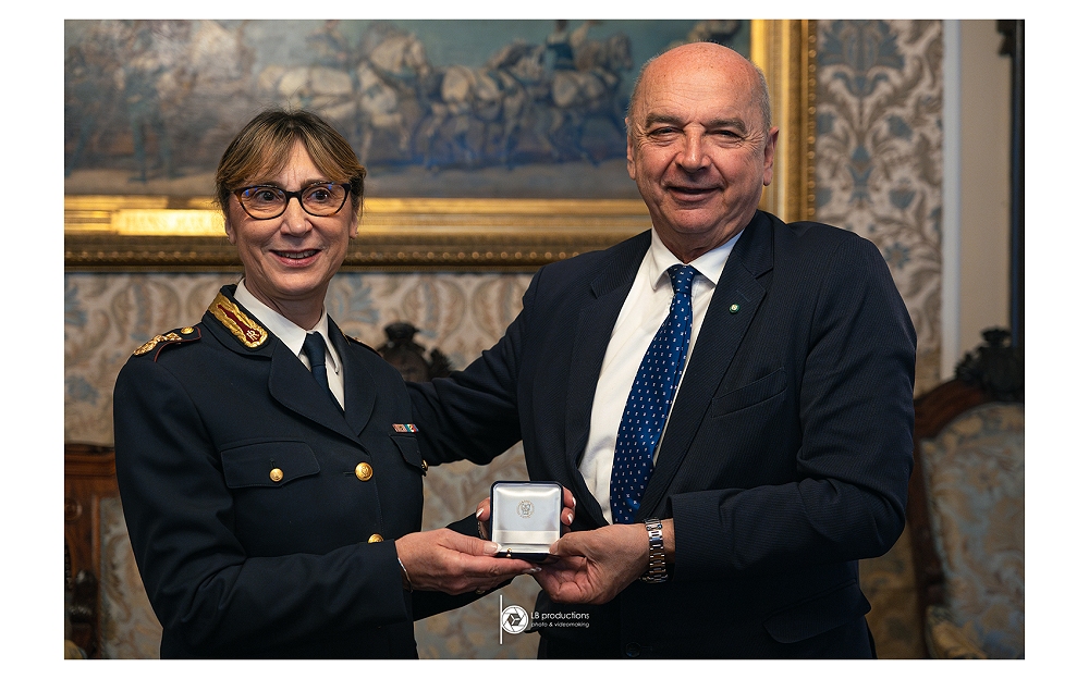 IL SINDACO HA CONSEGNATO LA MEDAGLIA BRONZEA DELLA CITTÀ DI TRIESTE AD ANTONELLA CARGNELUTTI, DIRETTTRICE DELLA SCUOLA ALLIEVI AGENTI DELLA POLIZIA DI STATO DI TRIESTE