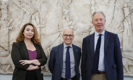 A PALAZZO ANTONINI A UDINE LA COPIA A GRANDEZZA NATURALE DI UNO DEI RILIEVI RUPESTRI ASSIRI SCOPERTI NEL KURDISTAN IRACHENO