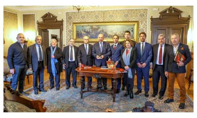 IL SINDACO ROBERTO DIPIAZZA HA RICEVUTO IN MUNICIPIO UNA DELEGAZIONE DELLA PROVINCIA ELLENICA DELL’ELIDE A TRIESTE PER PROMUOVERE NELL’AMBITO DI “OLIO CAPITALE” L’OLIO D’OLIVA DELLA TERRA OLIMPICA