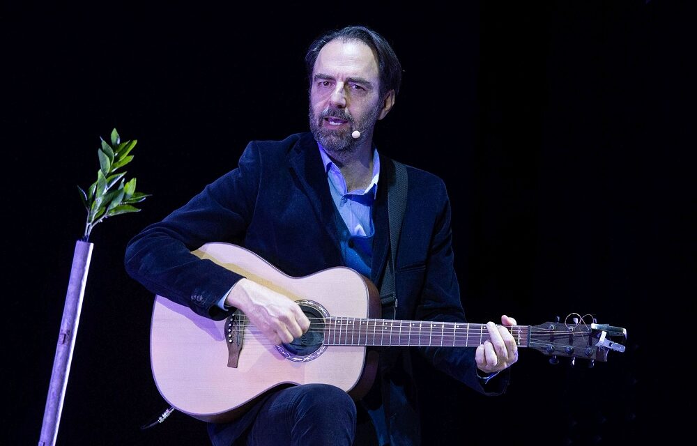 Neri Marcorè ne La buona novella di Fabrizio De André in quattro Teatri ERT