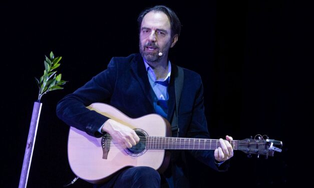 Neri Marcorè ne La buona novella di Fabrizio De André in quattro Teatri ERT