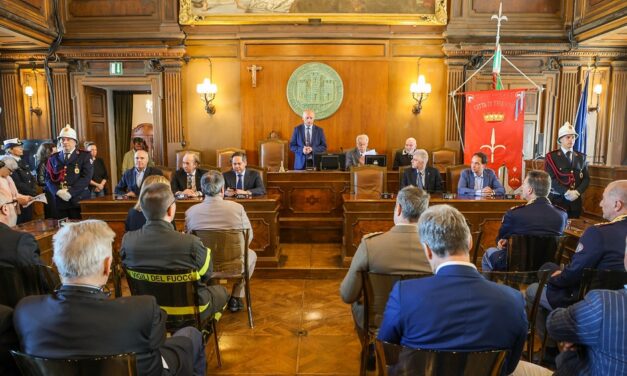 IN OCCASIONE DELL’80° ANNIVERSARIO DELLE INSURREZIONI CITTADINE DEL 30 APRILE 1945, SI È SVOLTA LA SOLENNE COMMEMORAZIONE NELLA SALA DEL CONSIGLIO COMUNALE E SUCCESSIVA DEPOSIZIONE DI UNA CORONA AL CIPPO DELLA RESISTENZA