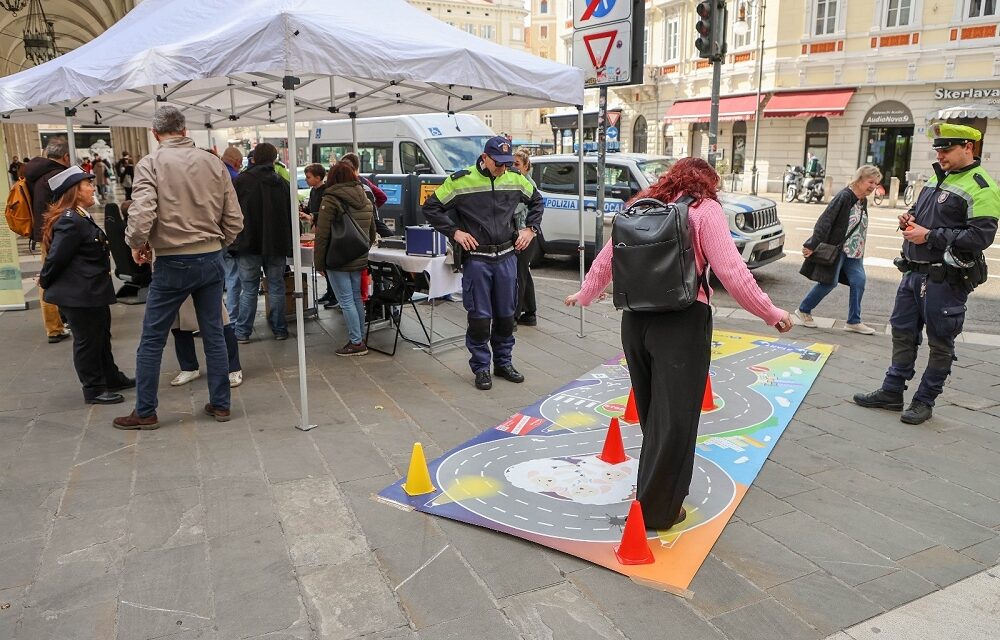 LA POLIZIA LOCALE COLLABORA CON ASUGI IN OCCASIONE DEL MESE DELLA PREVENZIONE ALCOLOGICA: PRESENTE NEL GAZEBO DI LARGO BONIFACIO CON ALCOLTEST E SIMULATORI DI GUDA ALTERATA