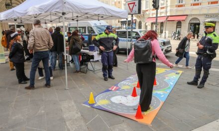 LA POLIZIA LOCALE COLLABORA CON ASUGI IN OCCASIONE DEL MESE DELLA PREVENZIONE ALCOLOGICA: PRESENTE NEL GAZEBO DI LARGO BONIFACIO CON ALCOLTEST E SIMULATORI DI GUDA ALTERATA