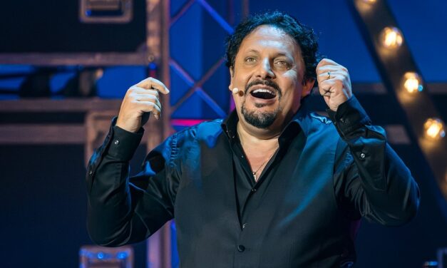 ENRICO BRIGNANO: ANNUNCIA “BELLO DI MAMMA!”, IL SUO NUOVO ONE-MAN SHOW NELLE PRINCIPALI ARENE ESTIVE