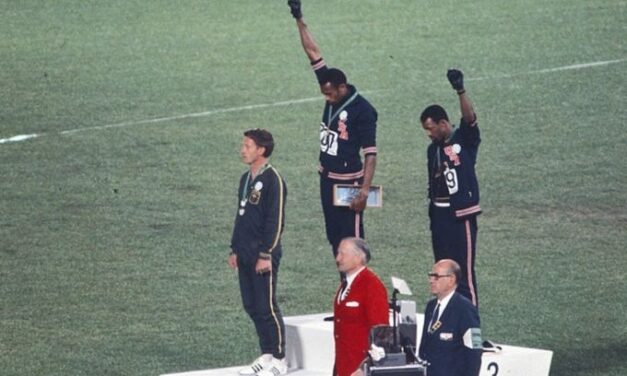 Federico Buffa ad Artegna con Due pugni guantati di nero