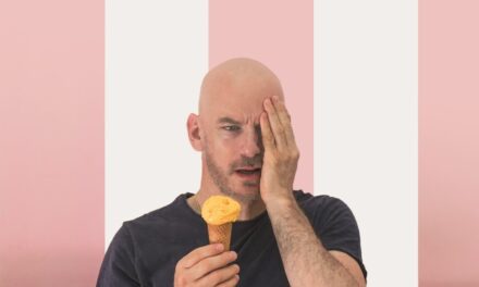 Filippo Nigro chiude la stagione teatrale di Artegna con Every Brilliant Thing – Le cose per cui vale la pena vivere