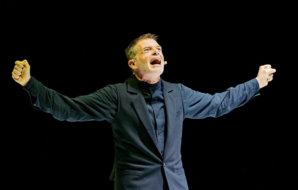 A 100 ANNI DALL’USCITA DI “ MEIN KAMPF” IL “LIBRO MALEDETTO” DI ADOLF HITLER, PER NON DIMENTICARE E RICORDARCI COME LE PAROLE POSSONO INGANNARE CHIUNQUE, AL TEATRO ROSSETTI STEFANO MASSINI OFFRE UNA “LEZIONE” DA NON DIMENTICARE