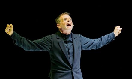 A 100 ANNI DALL’USCITA DI “ MEIN KAMPF” IL “LIBRO MALEDETTO” DI ADOLF HITLER, PER NON DIMENTICARE E RICORDARCI COME LE PAROLE POSSONO INGANNARE CHIUNQUE, AL TEATRO ROSSETTI STEFANO MASSINI OFFRE UNA “LEZIONE” DA NON DIMENTICARE