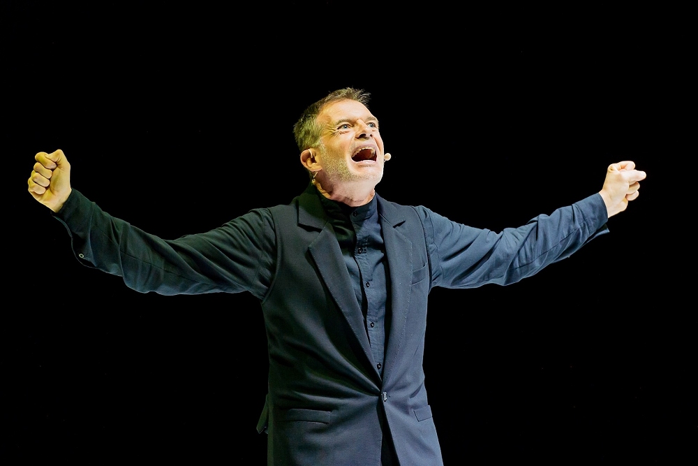 A 100 anni da “Mein Kampf”, Stefano Massini porta in scena al Teatro Rossetti un’indagine lucidissima e spietata sul potere delle parole e le loro conseguenze
