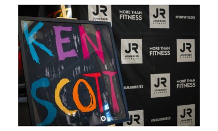 La palestra John Reed di Trieste ospita “Ken Scott – Vernissage”, un omaggio all’arte floreale del “giardiniere della moda”