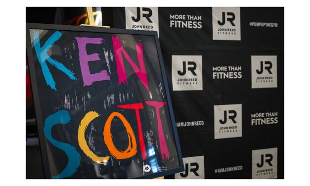 La palestra John Reed di Trieste ospita “Ken Scott – Vernissage”, un omaggio all’arte floreale del “giardiniere della moda”