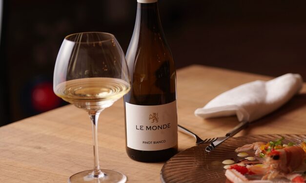 Pinot Bianco, le due interpretazioni di Le Monde celebrano l’identità del Friuli e la sua tradizione enologica