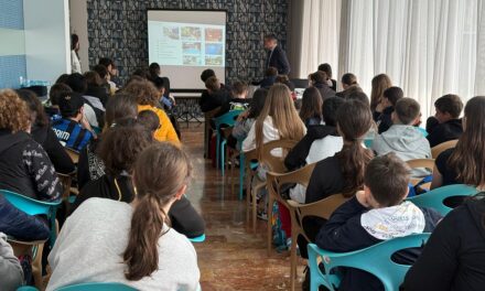 Dalla scuola al territorio: con la società Lignano Pineta il primo percorso orientativo-didattico di educazione civica tra nautica, accoglienza, ambiente e spiaggia