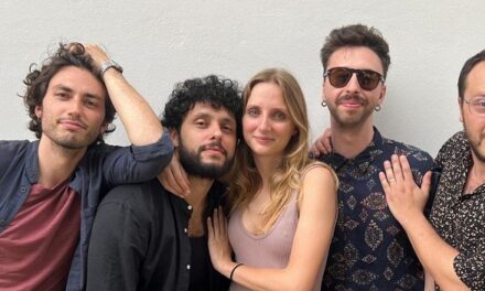 “MAMMUT” OVVERO VITA E MORTE E RINASCITA DI UN’INTELLIGENZA ARTIFICIALE: AL TEATRO ROSSETTI LA DRAMMATURGIA DI RODOLFO CIULLA ESALTA UNA REGIA COLLETTIVA E I GIOVANI ARTISTI DI FARTAGNAN TEATRO