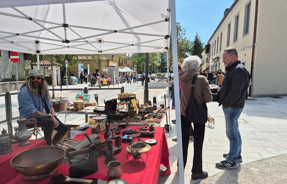 Inaugurato con successo il Mercatino delle pulci allestito nella piazza di Aurisina a cura dell’associazione culturale Cose di Vecchie Case con il patrocinio del Comune