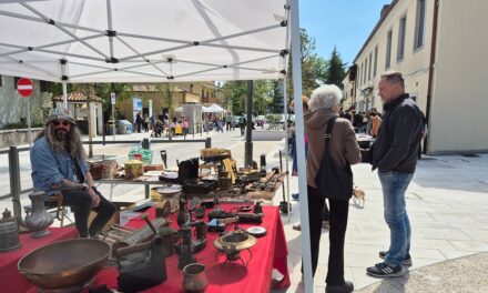 Inaugurato con successo il Mercatino delle pulci allestito nella piazza di Aurisina a cura dell’associazione culturale Cose di Vecchie Case con il patrocinio del Comune
