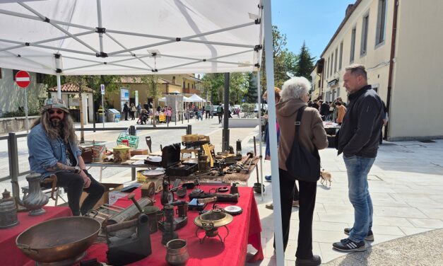Inaugurato con successo il Mercatino delle pulci allestito nella piazza di Aurisina a cura dell’associazione culturale Cose di Vecchie Case con il patrocinio del Comune