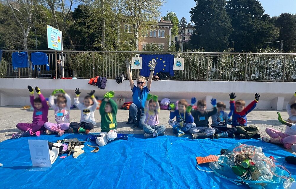 “Piccoli Eco-Esploratori per un Mare pulito”: si è svolta stamattina a Barcola l’iniziativa dedicata ai bambini che ha visto gli alunni della Scuola dell’infanzia Paritaria Comunale “Delfino Blu” di Trieste prendere parte a un’attività di pulizia dei fondali