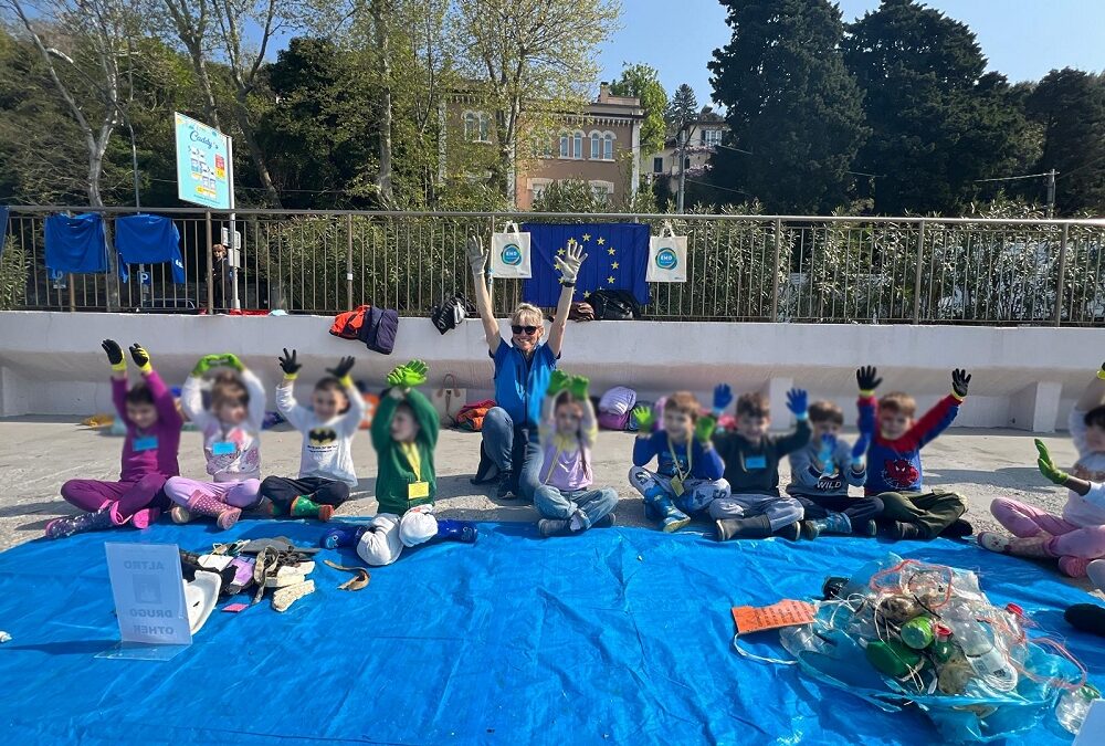 “Piccoli Eco-Esploratori per un Mare pulito”: si è svolta stamattina a Barcola l’iniziativa dedicata ai bambini che ha visto gli alunni della Scuola dell’infanzia Paritaria Comunale “Delfino Blu” di Trieste prendere parte a un’attività di pulizia dei fondali