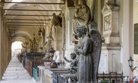 ILLUSTRATI I LAVORI DI RESTAURO ESEGUITI SU TRE TOMBE MONUMENTALI DI PARTICOLARE PREGIO NEL CIMITERO DI SANT’ANNA