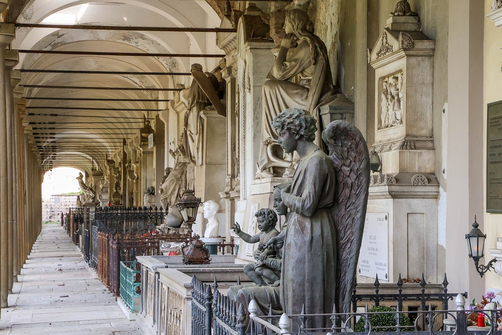 ILLUSTRATI I LAVORI DI RESTAURO ESEGUITI SU TRE TOMBE MONUMENTALI DI PARTICOLARE PREGIO NEL CIMITERO DI SANT’ANNA