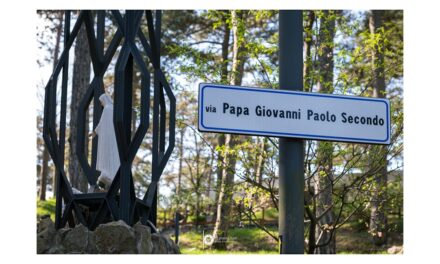 INTITOLATA A GIOVANNI PAOLO SECONDO,IL PAPA DELLA SPERANZA E DELLA LIBERTÀ, ALLA PRESENZA DEL VESCOVO DI TRIESTE, UNA VIA A MONTE GRISA