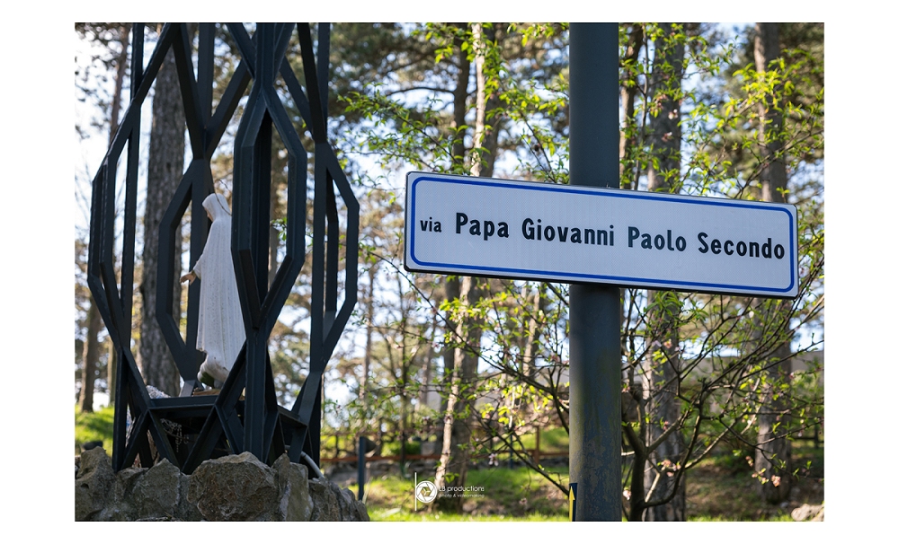 INTITOLATA A GIOVANNI PAOLO SECONDO,IL PAPA DELLA SPERANZA E DELLA LIBERTÀ, ALLA PRESENZA DEL VESCOVO DI TRIESTE, UNA VIA A MONTE GRISA