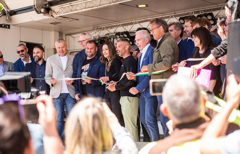 Marco Melandri e gli esponenti della politica regionale inaugurano la Biker Fest