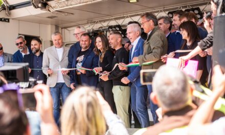 Marco Melandri e gli esponenti della politica regionale inaugurano la Biker Fest
