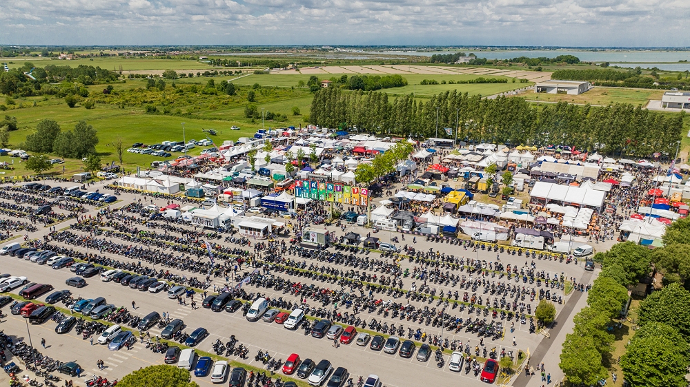 Un sabato da tutto esaurito alla Biker Fest con show, raduni e la Parata del tramonto