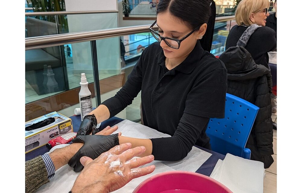 ALLIEVE IAL FVG OFFRONO RIGENERAZIONE MANI PER LA FESTA DELLA MAMMA AL CENTRO COMMERCIALE MEDUNA E ACCOGLIENZA E SUPPORTO AI VISITATORI NEL PADIGLIONE 6 DI PORDENONE FIERE
