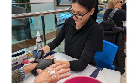 ALLIEVE IAL FVG OFFRONO RIGENERAZIONE MANI PER LA FESTA DELLA MAMMA AL CENTRO COMMERCIALE MEDUNA E ACCOGLIENZA E SUPPORTO AI VISITATORI NEL PADIGLIONE 6 DI PORDENONE FIERE