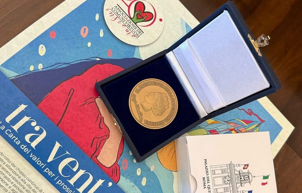 Comuni Virtuosi premiati per il loro impegno nell’associazionismo territoriale sostenibile dalla Medaglia conferita dal Presidente Sergio Mattarella