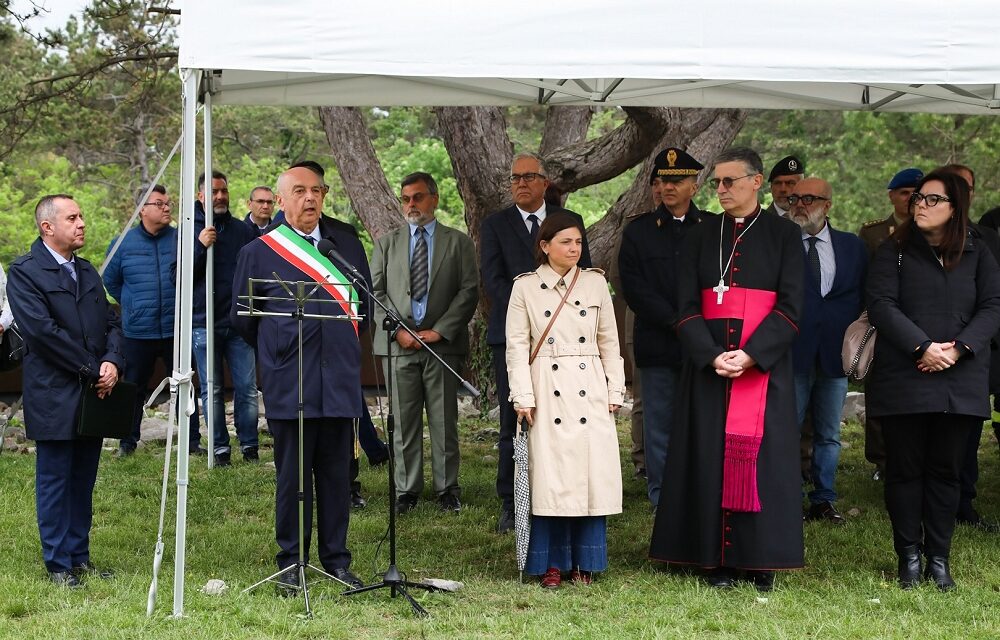 ALLA FOIBA DI BASOVIZZA LA CERIMONIA COMMEMORATIVA DELL’OTTANTESIMO ANNIVERSARIO DELLA DEPORTAZIONE DEI 97 FINANZIERI DELLA CASERMA CAMPO MARZIO