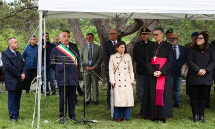 ALLA FOIBA DI BASOVIZZA LA CERIMONIA COMMEMORATIVA DELL’OTTANTESIMO ANNIVERSARIO DELLA DEPORTAZIONE DEI 97 FINANZIERI DELLA CASERMA CAMPO MARZIO