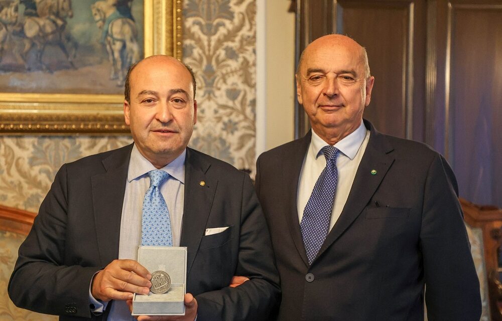 QUESTO POMERIGGIO IL SINDACO ROBERTO DIPIAZZA HA CONFERITO IL SIGILLO TRECENTESCO DELLA CITTÀ DI TRIESTE AL PREFETTO, PIETRO SIGNORIELLO, IN VISITA DI COMMIATO