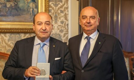 QUESTO POMERIGGIO IL SINDACO ROBERTO DIPIAZZA HA CONFERITO IL SIGILLO TRECENTESCO DELLA CITTÀ DI TRIESTE AL PREFETTO, PIETRO SIGNORIELLO, IN VISITA DI COMMIATO