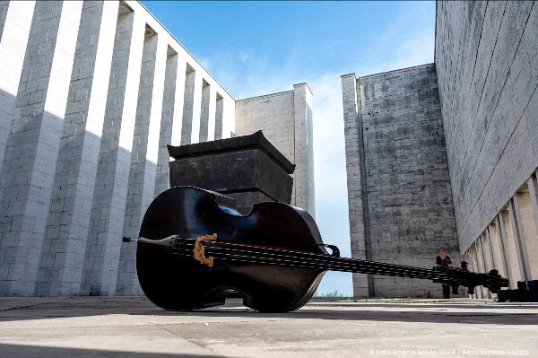 ENOARMONIE: ALL’ARA PACIS DI MEDEA TRA IL VOLO DEL CALABRONE E I QUEEN