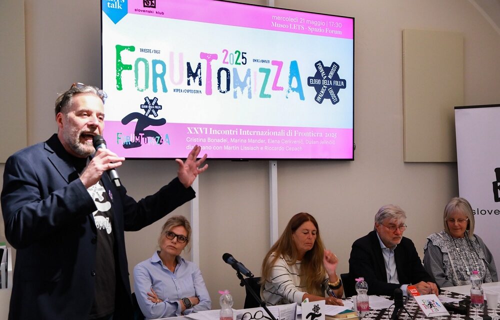 LO SPAZIO FORUM DEL MUSEO LETS, IN OCCASIONE DEL “26o FORUM TOMIZZA 2025”, HA OSPITATO LA TAPPA ITALIANA DEL CONVEGNO TRANSFRONTALIERO “ELOGIO DELLA FOLLIA – HVALNICA NOROSTI – POHVALA LUDOSTI”