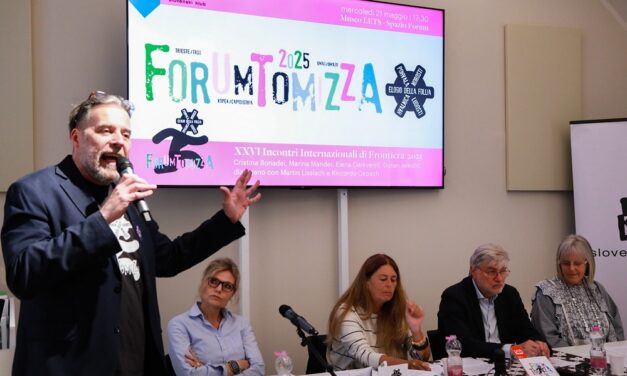 LO SPAZIO FORUM DEL MUSEO LETS, IN OCCASIONE DEL “26o FORUM TOMIZZA 2025”, HA OSPITATO LA TAPPA ITALIANA DEL CONVEGNO TRANSFRONTALIERO “ELOGIO DELLA FOLLIA – HVALNICA NOROSTI – POHVALA LUDOSTI”