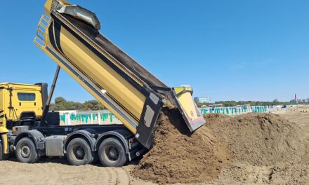 Economia circolare sulla spiaggia di Lignano Pineta: quasi 2.000 tonnellate di sabbia recuperate grazie alla vagliatura delle alghe ed utilizzate per il ripascimento del litorale