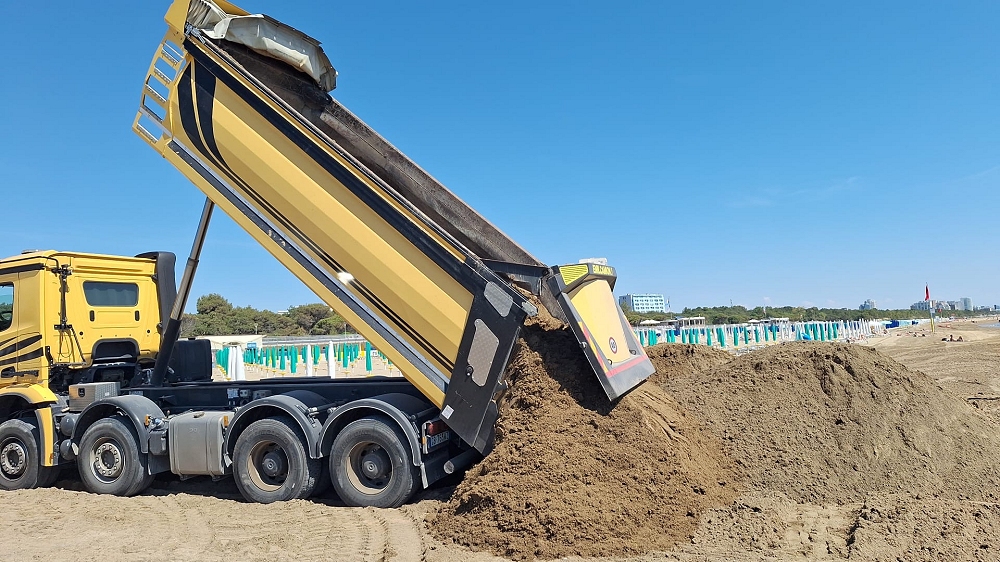 Economia circolare sulla spiaggia di Lignano Pineta: quasi 2.000 tonnellate di sabbia recuperate grazie alla vagliatura delle alghe ed utilizzate per il ripascimento del litorale
