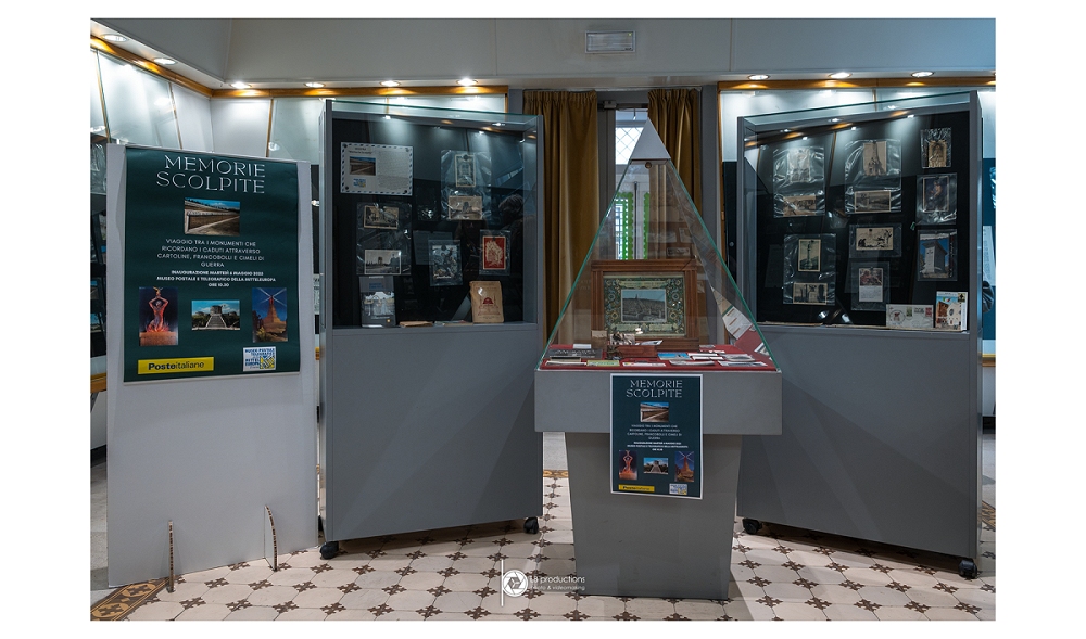 INAUGURATA NEL MUSEO POSTALE E TELEGRAFICO DELLA MITTELEUROPA DI TRIESTE LA MOSTRA “MEMORIE SCOLPITE, VIAGGIO TRA I MONUMENTI CHE RICORDANO I CADUTI, ATTRAVERSO CARTOLINE, FRANCOBOLLI E CIMELI DI GUERRA”