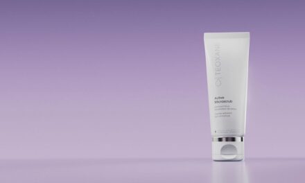 Skincare, Teoxane reinventa l’esfoliazione con Active Microscrub: formula ibrida con sfere vulcaniche + enzimi per un’esperienza sensoriale