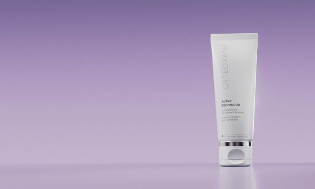 Skincare, Teoxane reinventa l’esfoliazione con Active Microscrub: formula ibrida con sfere vulcaniche + enzimi per un’esperienza sensoriale