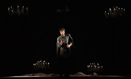 “NAPOLEONE, MORTE DI DIO”: AL TEATRO ROSSETTI UN GENIALE DAVIDE SACCO E UN SUPERLATIVO LINO GUANCIALE CI OFFRONO UNA SUPERBA RAPPRESENTAZIONE DI UN MITO CON LE EMOZIONI DI UN FIGLIO DI FRONTE AL PADRE CADUTO