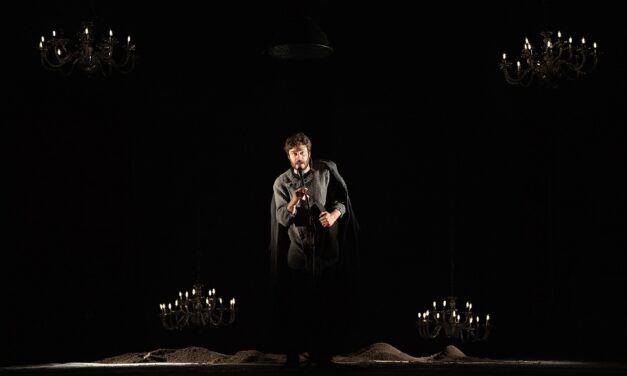“NAPOLEONE, MORTE DI DIO”: AL TEATRO ROSSETTI UN GENIALE DAVIDE SACCO E UN SUPERLATIVO LINO GUANCIALE CI OFFRONO UNA SUPERBA RAPPRESENTAZIONE DI UN MITO CON LE EMOZIONI DI UN FIGLIO DI FRONTE AL PADRE CADUTO